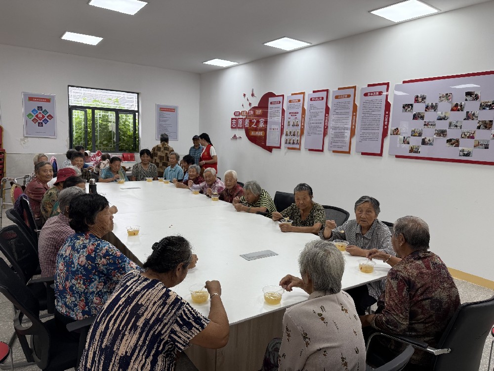 2025年9月18日 中桥村悦心居家养老服务中心开展“邻里暖秋轻社交·银耳莲子羹”主题活动