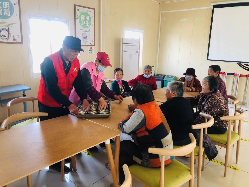 巧手包馄饨  温暖邻里情