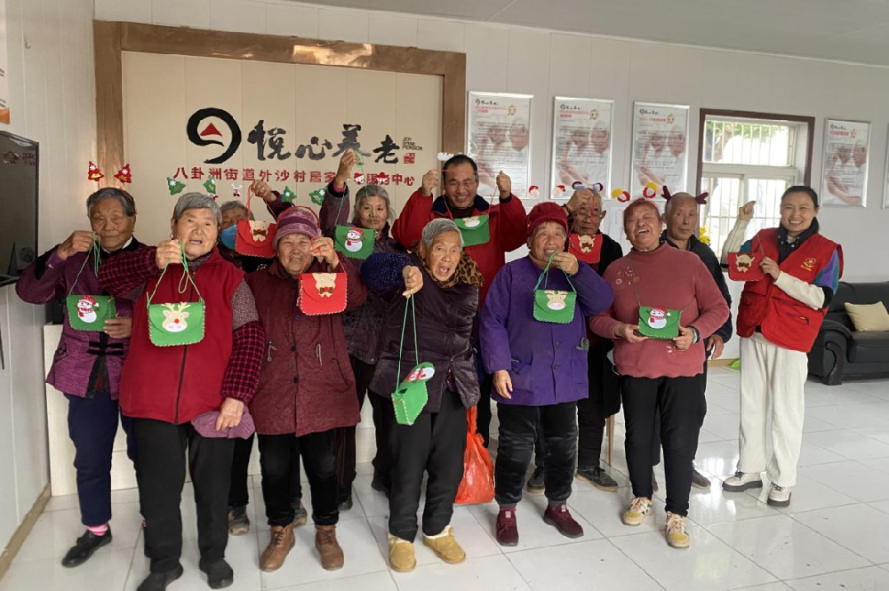 2023年12月23日  外沙村悦心居家养老服务中心开展“快乐圣诞，幸福夕阳”手工DIY活动