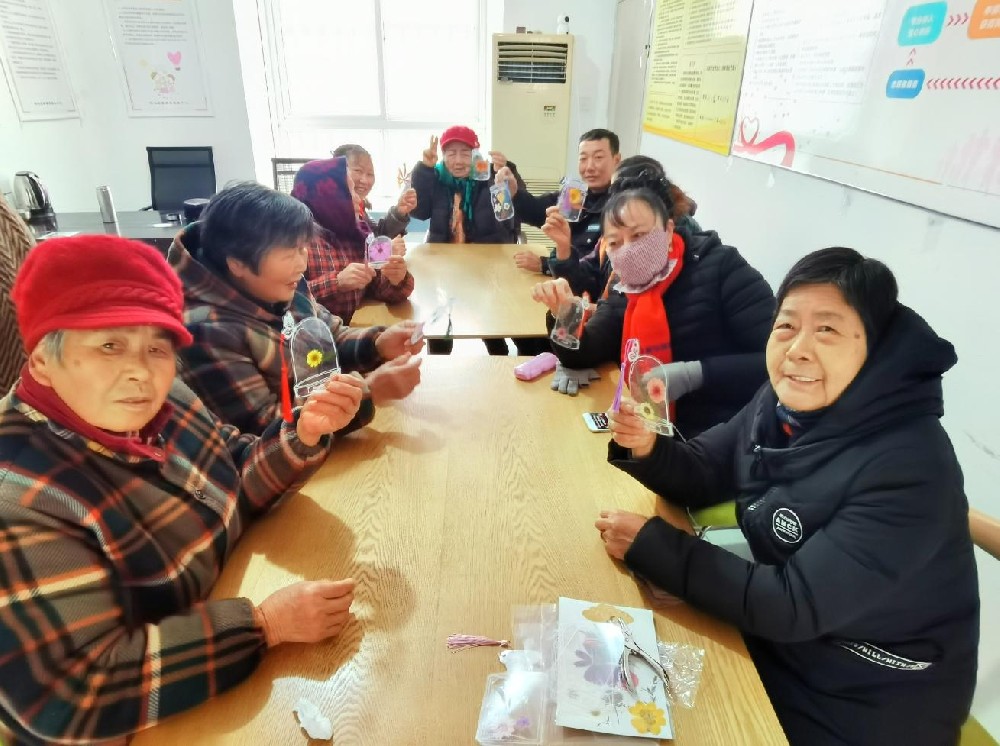 2023年12月27日  青龙山社区携手悦心居家养老服务中心开展“巧手做书签 夕阳别样红”DIY活动